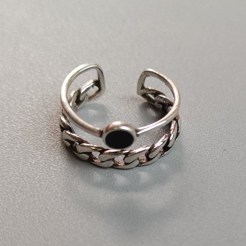Second-hand women's fashion classic rings